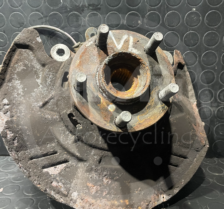 Subaru Forester  Achsschenkel vorne links