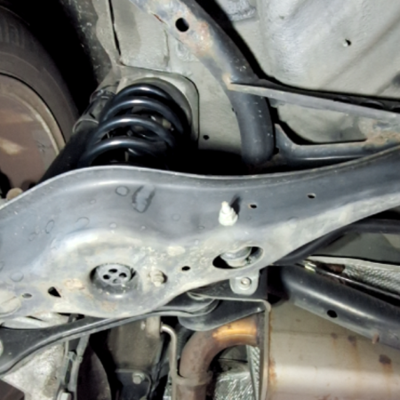 VW Touran  Querlenker hinten links