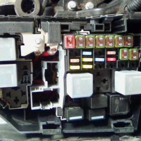 Jaguar E-Pace  Sicherungskasten Relaisträger