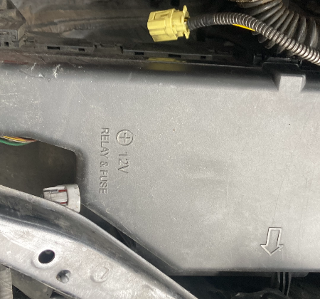 Toyota Prius  Sicherungskasten Relaisträger