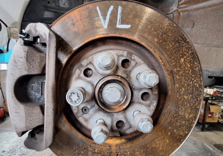 Audi Q3  Achsschenkel vorne links