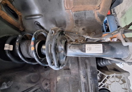 Audi Q3  Federbein Stossdämpfer vorne