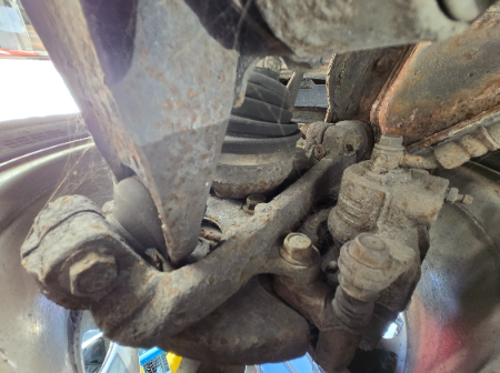 Nissan Pathfinder  Achsschenkel hinten links