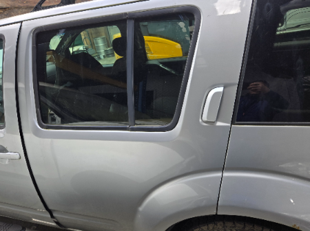 Nissan Pathfinder  Türe hinten