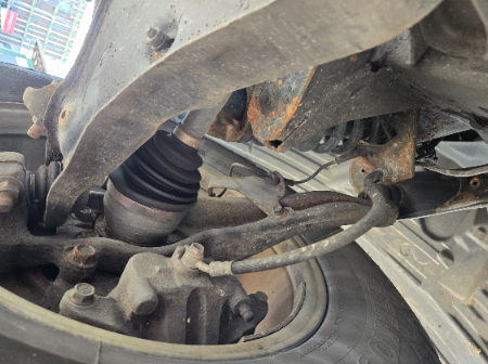 Nissan Pathfinder  Achsschenkel vorn rechts