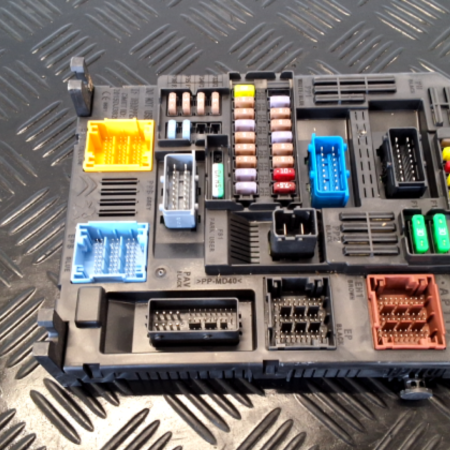 Opel Vivaro  Sicherungskasten Relaisträger