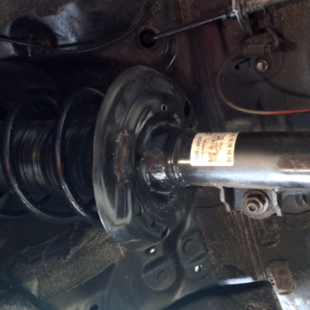 Toyota Yaris Cross  Federbein Stossdämpfer vorne