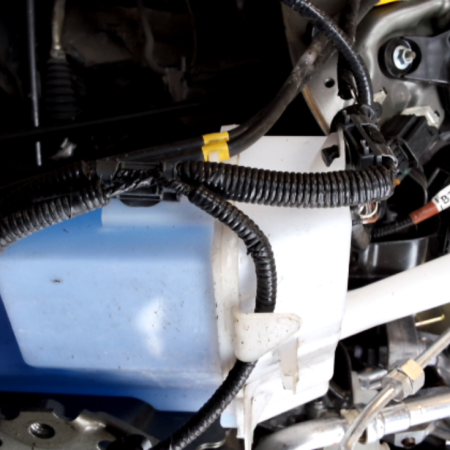 Toyota Yaris Cross  Behälter Waschanlage