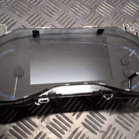 Toyota Yaris Cross  Kombiinstrument Tacho