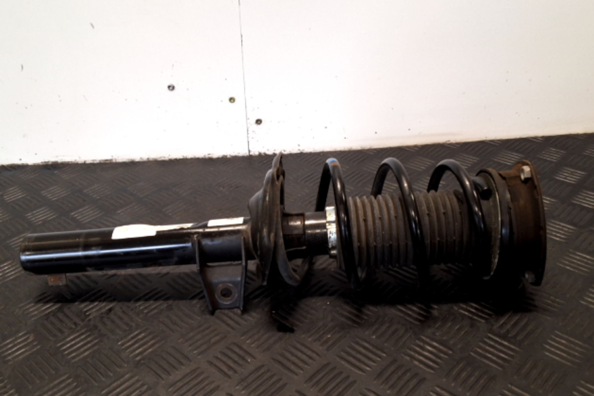 VW Golf 8  Federbein Stossdämpfer vorne