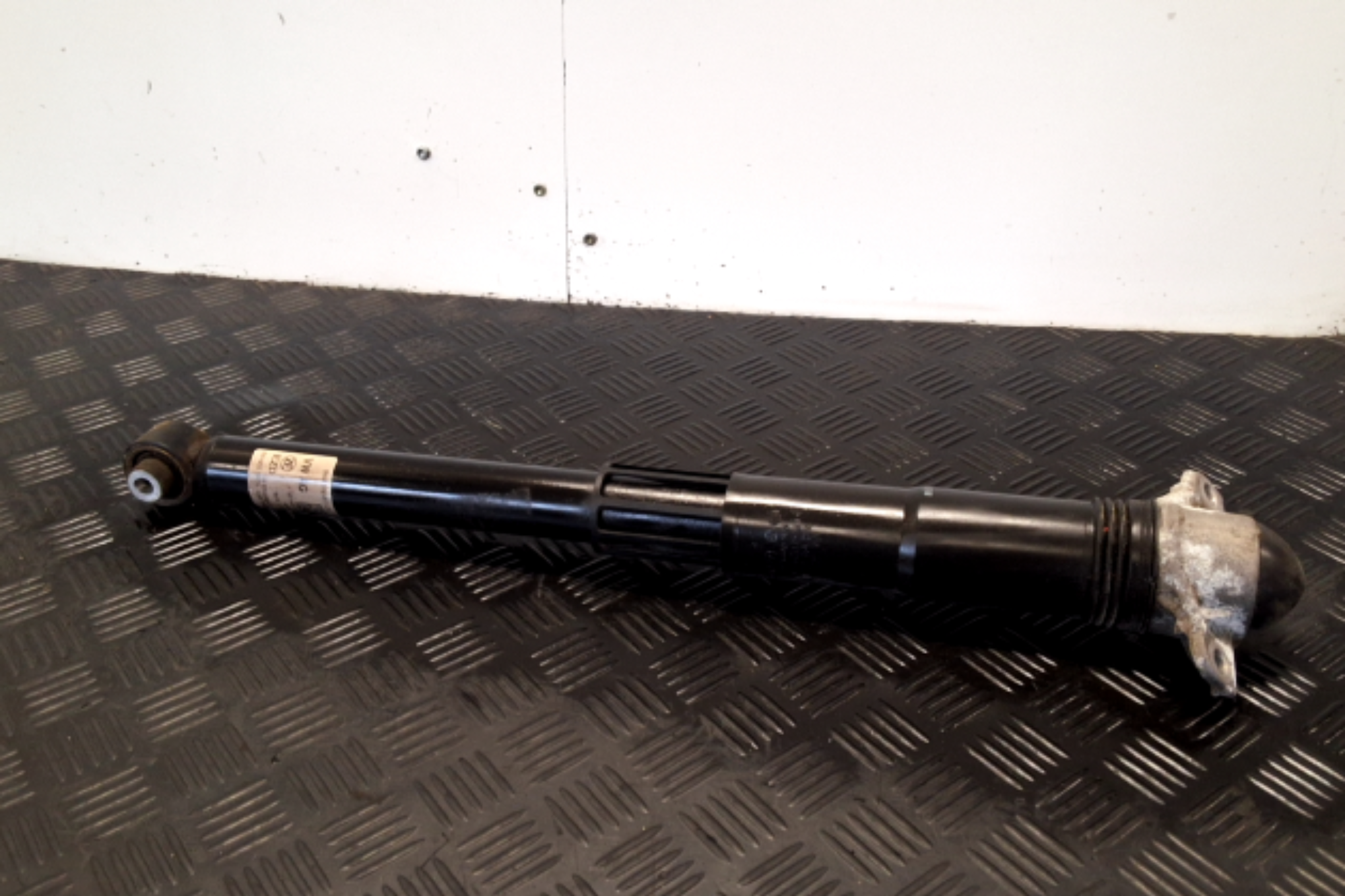 VW Golf 8  Federbein Stossdämpfer hinten
