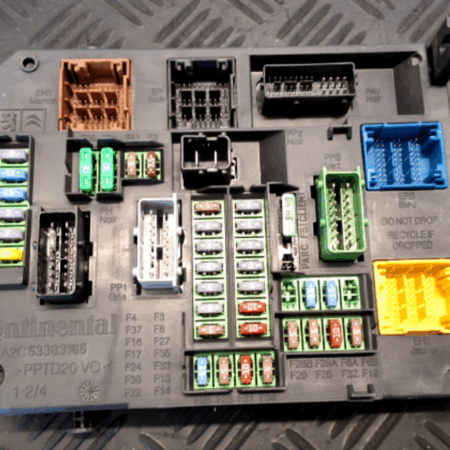 Peugeot 308  Sicherungskasten Relaisträger