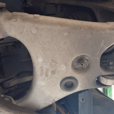 Tesla Model S  Querlenker hinten rechts