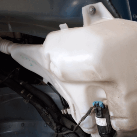 Tesla Model S  Behälter Waschanlage