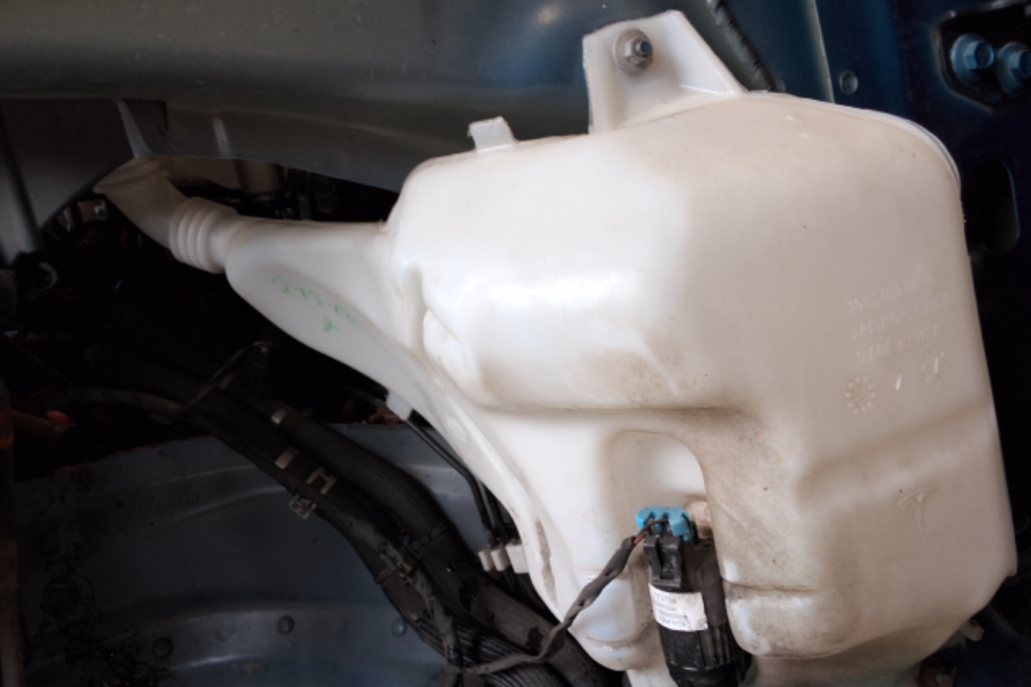 Tesla Model S  Behälter Waschanlage