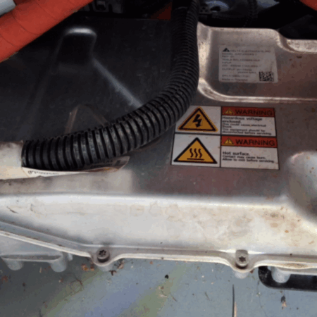 Tesla Model S  Spannungswandler Batterie