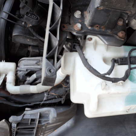 VW Touran  Behälter Waschanlage