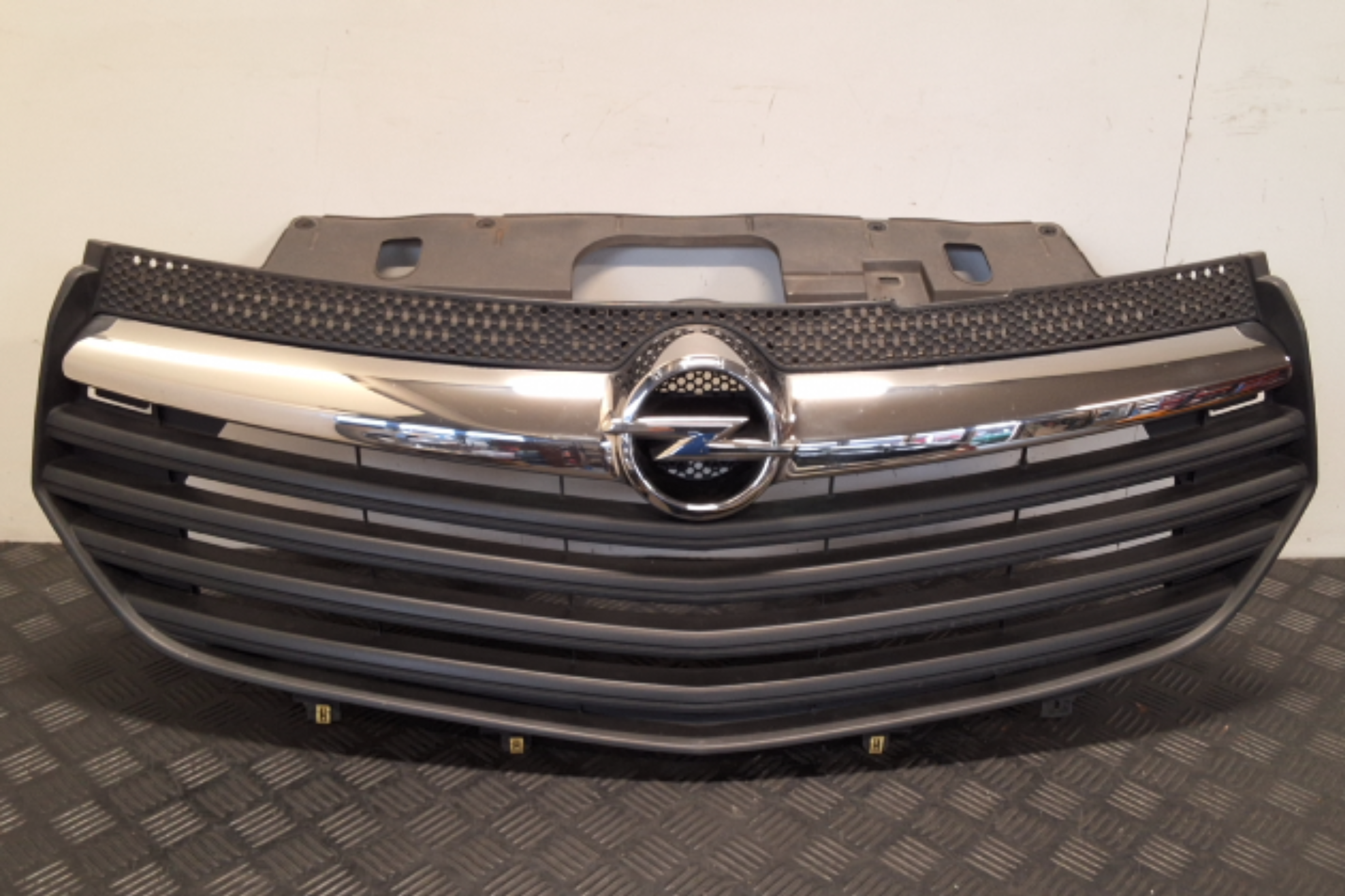 Opel Vivaro  Kühlergrill