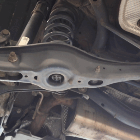 VW Touran  Querlenker hinten links